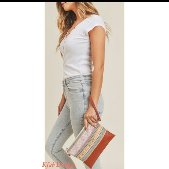 🔥Sale!!!🔥Cross body Wristlet Multi colored Aztec Bag - Picture 6 of 8